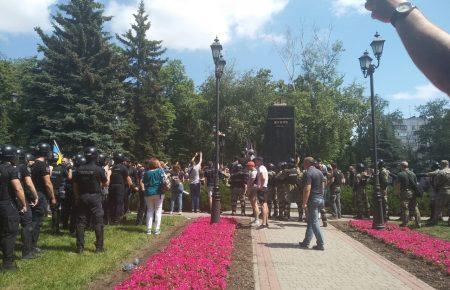 У Харкові повалили пам'ятник Жукову