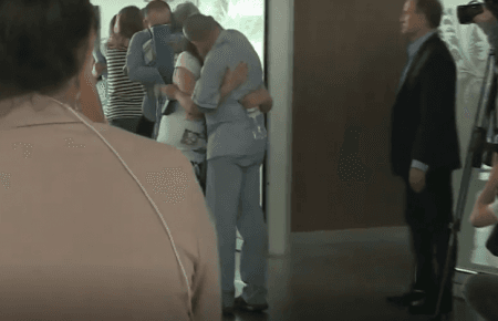 Рідні зустріли звільнених з полону «ЛДНР» українців у Києві