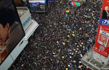 Гонконг: тисячі людей знову протестують проти законопроекту про екстрадицію