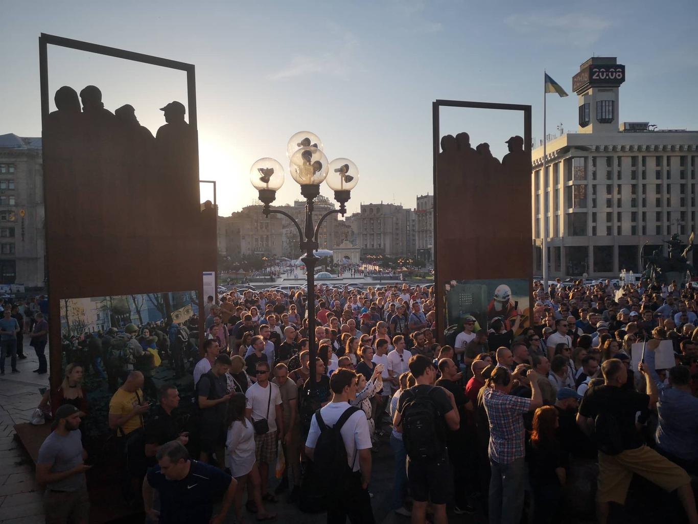 На Майдані Незалежності мітингують проти реєстрації кандидатами у нардепи Шарія та Клюєва