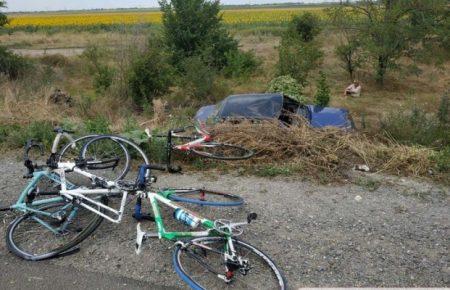 Під Миколаєвом авто в'їхало в групу дітей-велосипедистів — шестеро постраждали