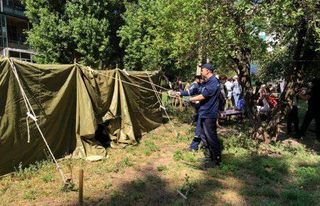 Тріщини пішли по стінах: на Луганщині для жителів аварійного будинку розгорнули наметове містечко — ДСНС (фото)