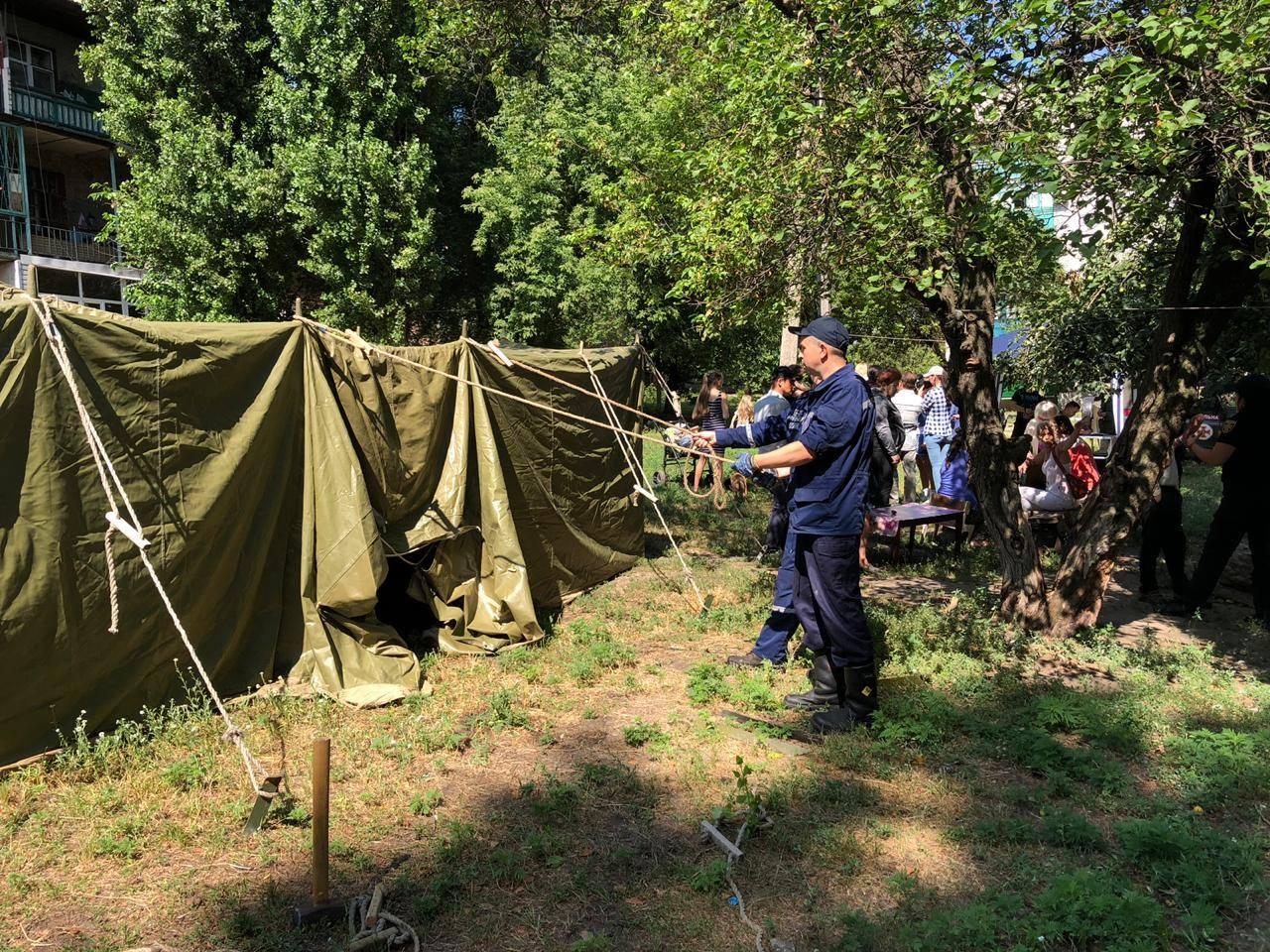 Тріщини пішли по стінах: на Луганщині для жителів аварійного будинку розгорнули наметове містечко — ДСНС (фото)