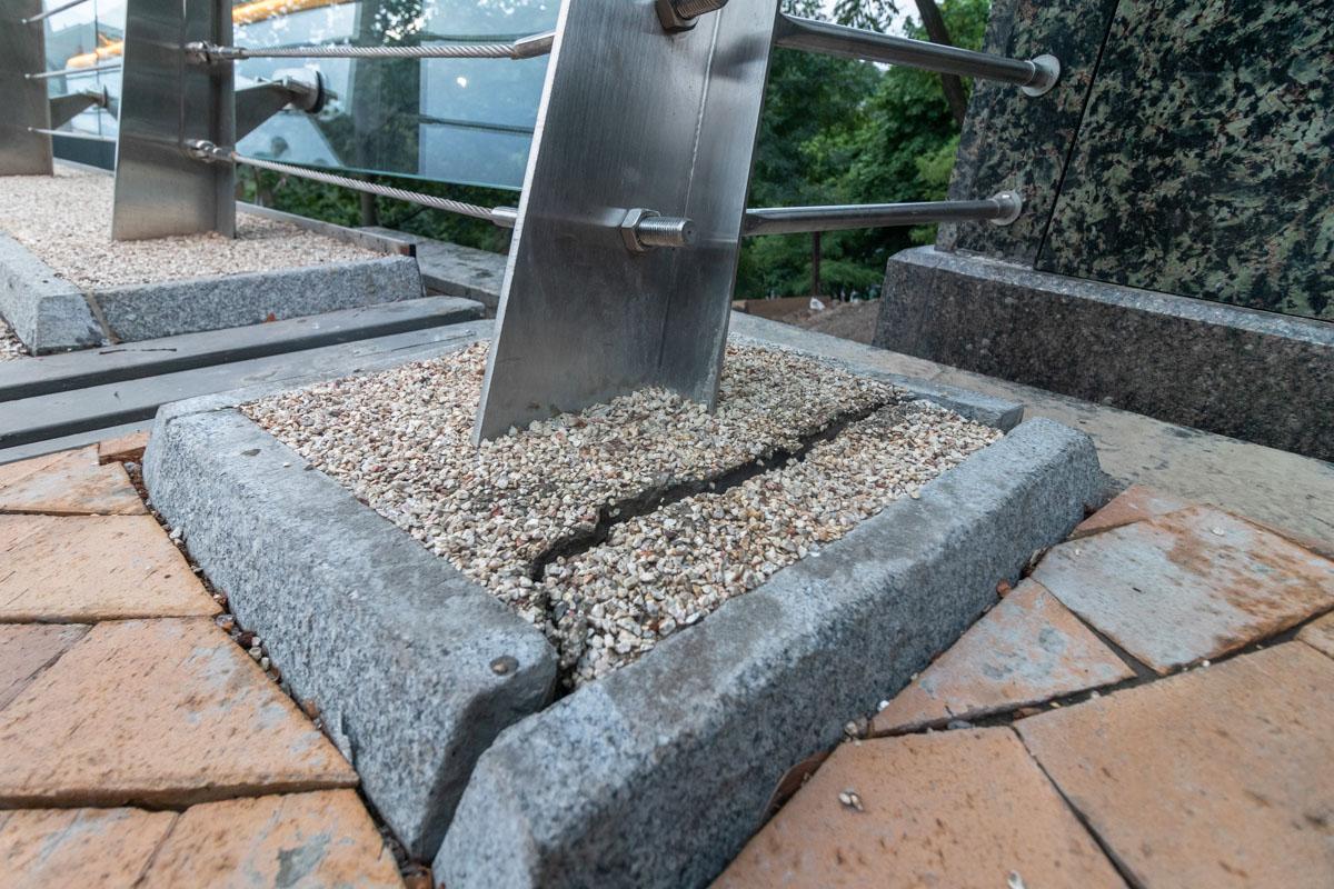 На пішохідно-велосипедному мосту з'явилася нова тріщина