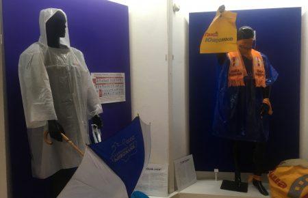 Іменні тонометри, алкоголь та пивні відкривачки. У Києві запрацював «Музей виборчого трешу» (фото)