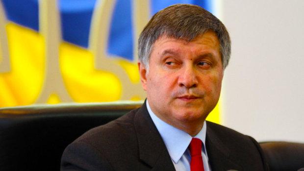 Аваков звинуватив Порошенка у брехні після слів про роботу поліції проти його партії