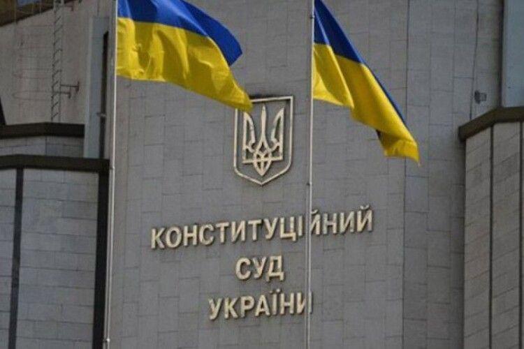 Конституційний суд 4 липня може розглянути подання щодо контитуційності законів про мову та декомунізацію