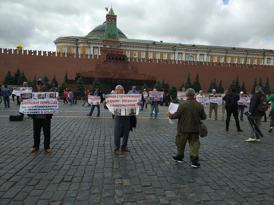 Москва: затриманих під час акції протесту кримських татар відпустили — адвокат