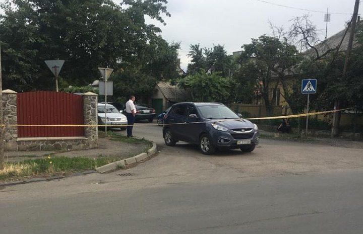 В Ужгородській поліції розповіли про обставини нападу на їхнього колегу та випадкове поранення жінки