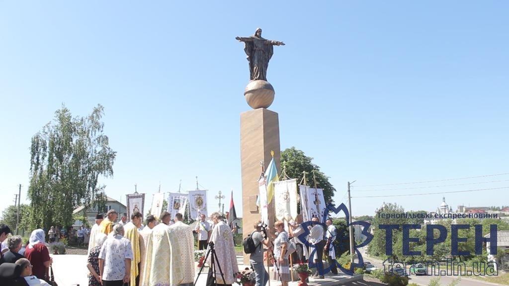 КВУ про агітацію у регіонах: У селищі на Тернопільщині за сприяння кандидата відкрили 10-метрову статую Христа