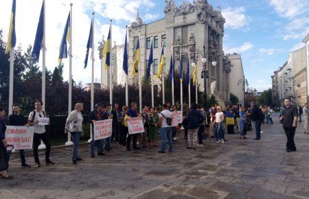 «Люструй мене першим»: біля Офісу президента відбувся протест (фото)