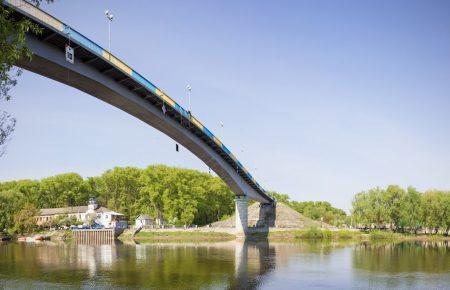 У Чернігові біля пішохідного мосту розстріляли двох людей — підозрюваних затримали