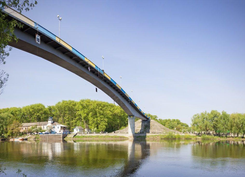 У Чернігові біля пішохідного мосту розстріляли двох людей — підозрюваних затримали