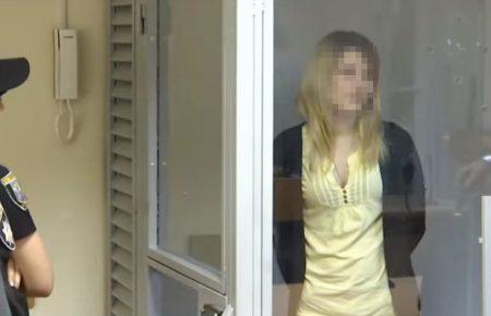 Прокуратура Києва просить довічне ув'язнення для жінки, яка на 11 днів залишила замкнених у квартирі дітей