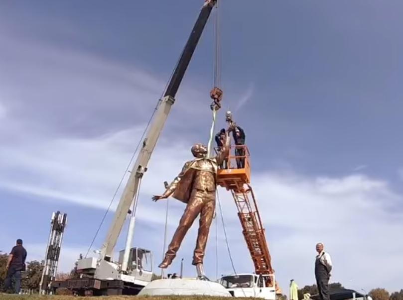 Біля київського аеропорту «Жуляни» встановлюють пам’ятник Сікорському – Кличко