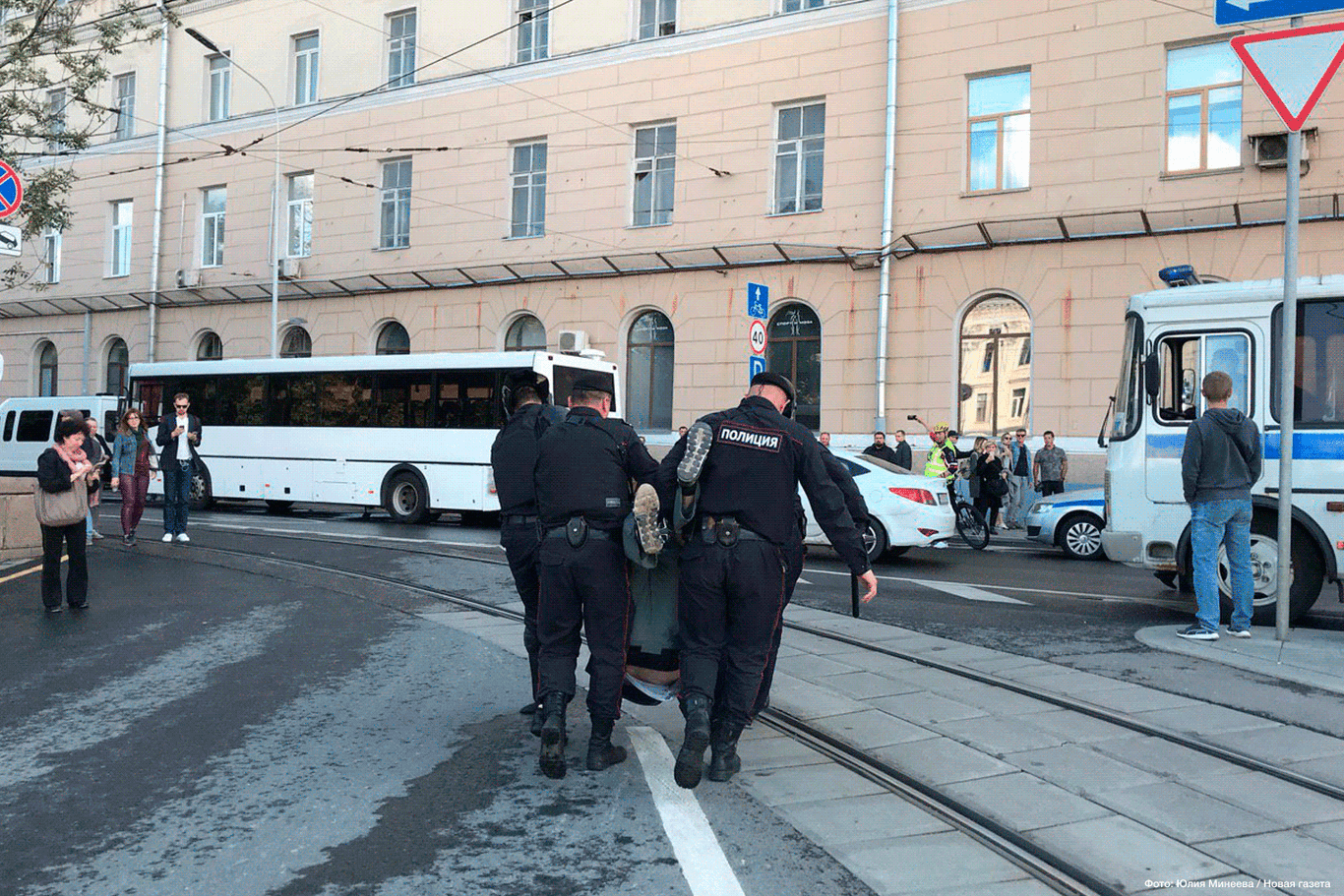 Протести у Москві: затримали майже 400 людей