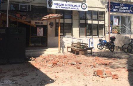 Унаслідок землетрусу в Туреччині поранено десятки людей, близько тисячі будівель пошкоджено