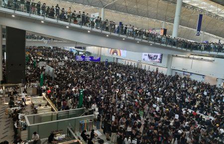 У зв'язку з масовими протестами аеропорт Гонконгу скасував усі рейси