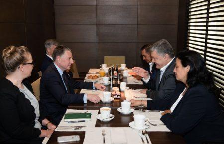 Порошенко і Волкер обговорили подальше зміцнення санкцій проти Росії