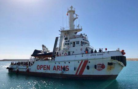 Судно з біженцями вже 8 днів чекає допуску у порти ЄС біля берегів Італії