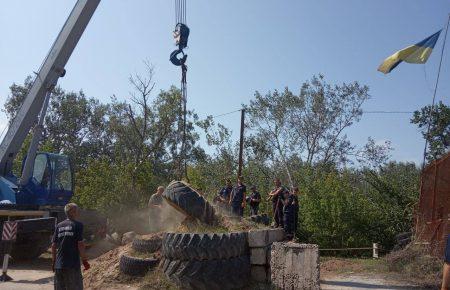 Вони з 26 покришок висипали пісок. Ми зняли частину бетонних споруд — Комарницький про ремонт мосту у Станиці