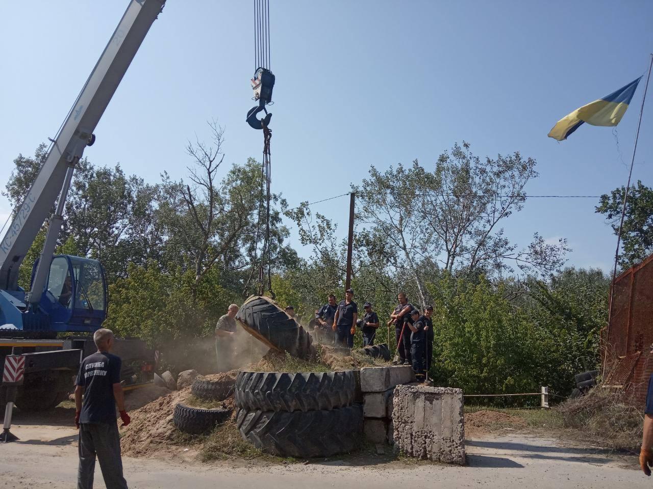 Вони з 26 покришок висипали пісок. Ми зняли частину бетонних споруд — Комарницький про ремонт мосту у Станиці