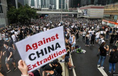Китайська влада змушує Гонконг прийняти закон про екстрадицію всупереч протестам — Reuters