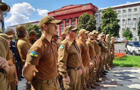 У Києві біля червоного корпусу КНУ ім. Шевченка збираються учасники Маршу захисників (відео)