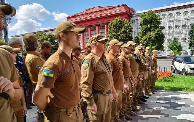 У Києві біля червоного корпусу КНУ ім. Шевченка збираються учасники Маршу захисників (відео)