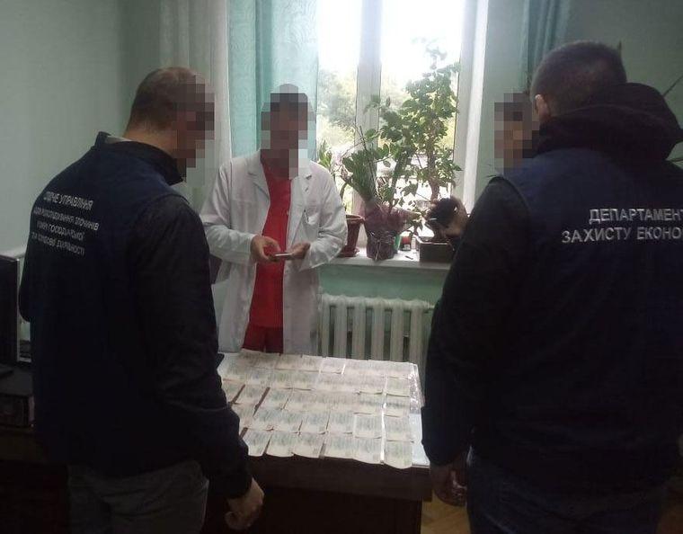 В Інституті раку викрили лікарів, які вимагали хабарі у пацієнтів