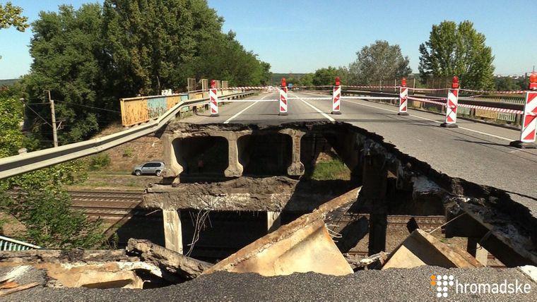 Попри обвал мосту у Харкові, ним продовжують їздити