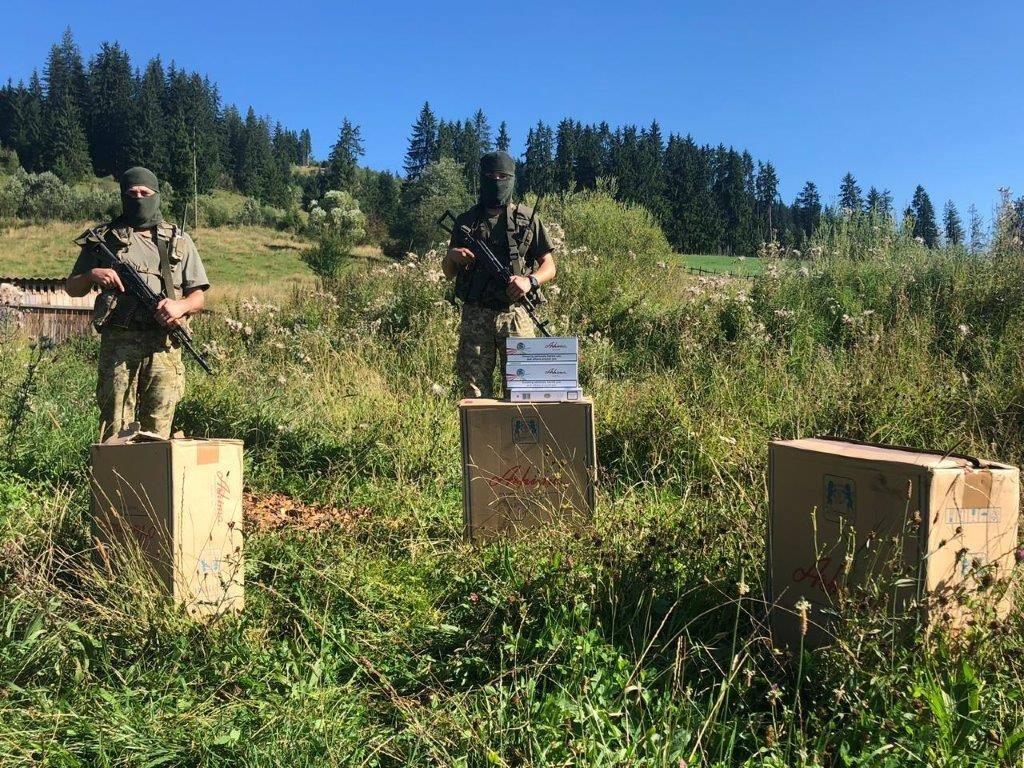 Контрабандисти залишили понад 4 тис. пачок цигарок на кордоні з Румунією