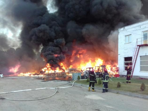 На Львівщині під час пожежі на поліграфічному підприємстві постраждали дві людини (фото, відео)