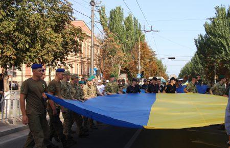 Український прапор, який військові пронесли Маріуполем, стане експонатом краєзнавчого музею (фото)