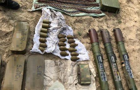 В районі проведення операції Об’єднаних сил співробітники СБУ виявили схрон зі зброєю