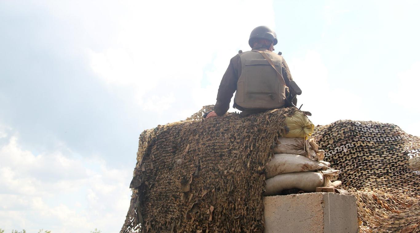 Доба на Донбасі: 21 обстріл, один військовий загинув