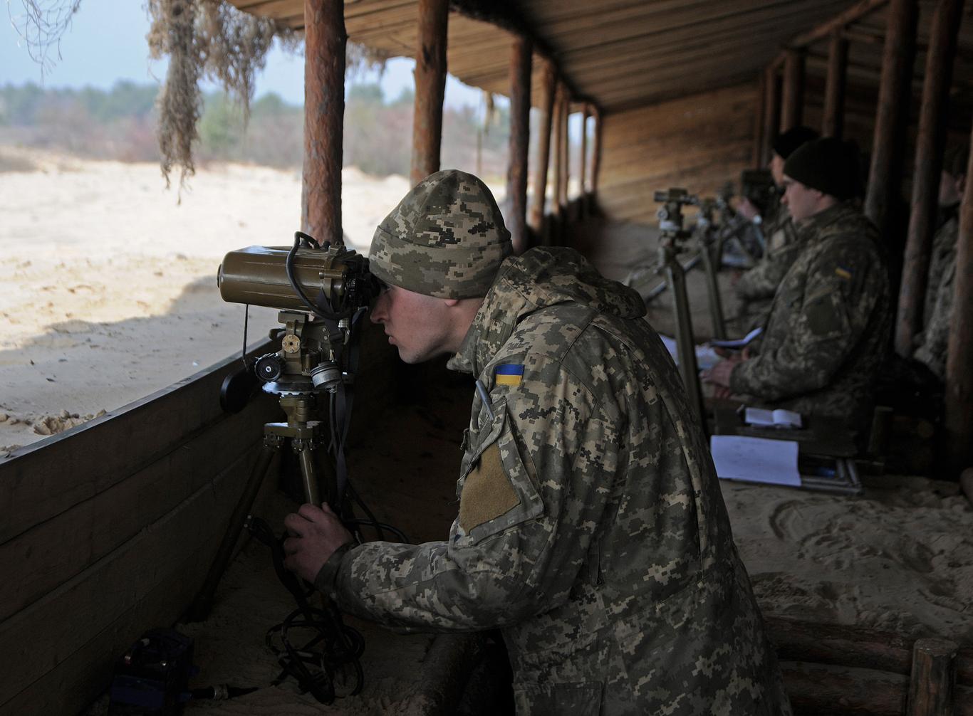 Доба на Донбасі: 12 обстрілів, загинув військовий