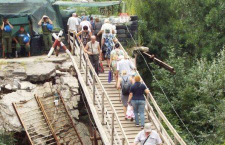 На Луганщині розширюють дорогу від КПВВ до зруйнованого мосту в Станиці Луганській