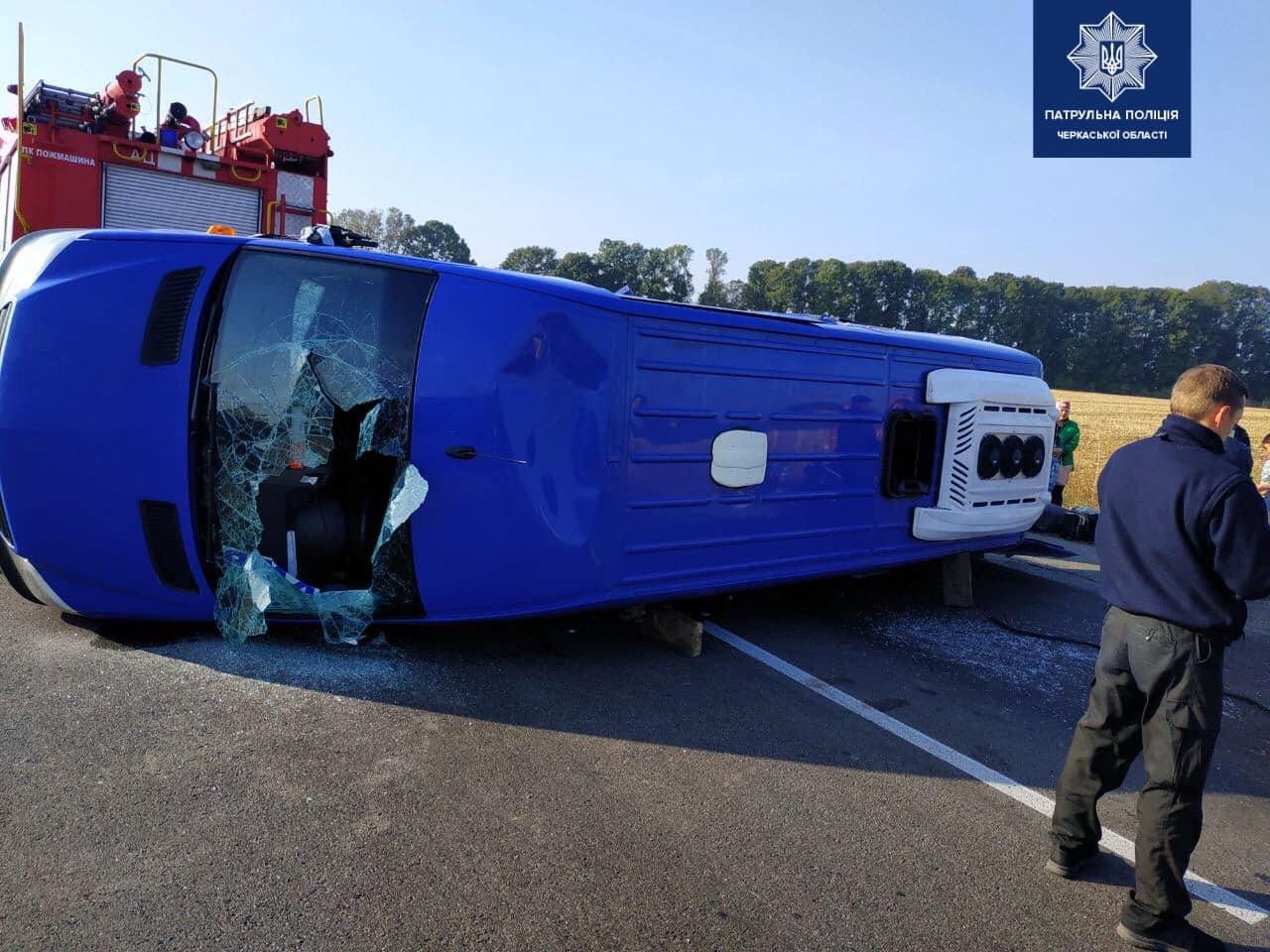 ДТП з перекинутим автобусом біля Жашкова: одна людина загинула