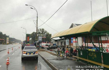 У Броварах поліцейський в’їхав у зупинку — одна людина загинула