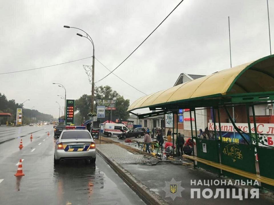 У Броварах поліцейський в’їхав у зупинку — одна людина загинула