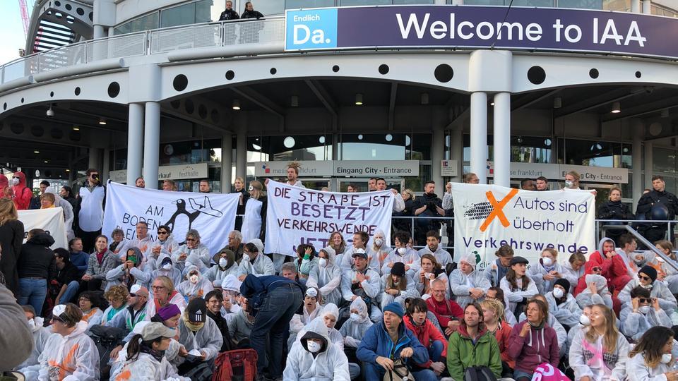 Екоактивісти у Франкфурті-на-Майні заблокували вхід на міжнародний автосалон