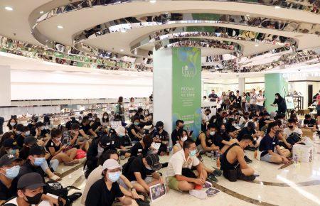 У Гонконгу протестувальники влаштували акції у ТЦ та залізничних станціях