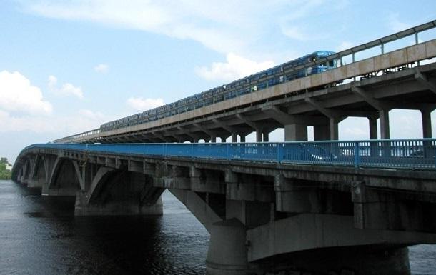 У Києві чоловік погрожує підправити міст Метро — поліція