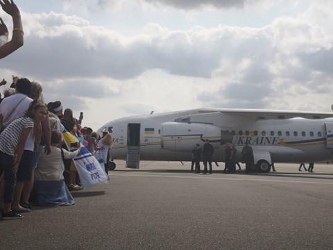 «Готовий знову вийти у Керченську протоку». Що розповіли журналістам моряки та інші полонені, які повернулися додому?