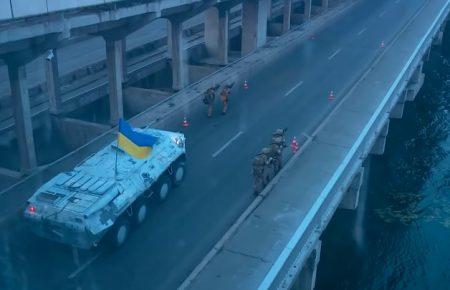 Як затримували чоловіка, який погрожував підірвати міст у Києві (відео)