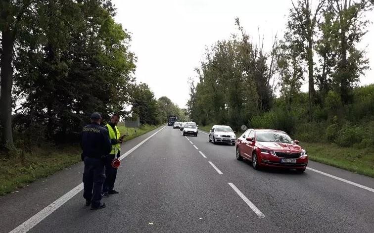 У Чехії поліцейські затримали двох громадян України, які незаконно регулювали рух на дорозі