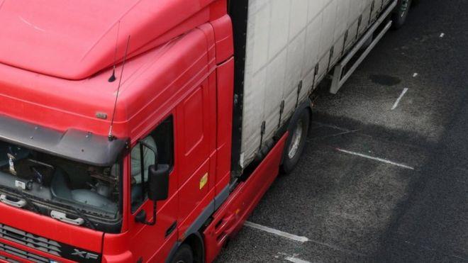 У Британії у вантажівці знайшли тіла 39 загиблих людей — водія  затримали