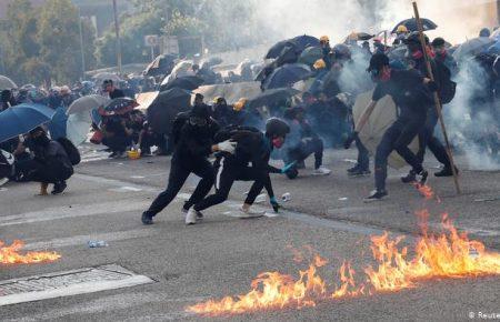 У Гонконгу поліція вперше відкрила вогонь по протестувальниках — повідомляють про поранених