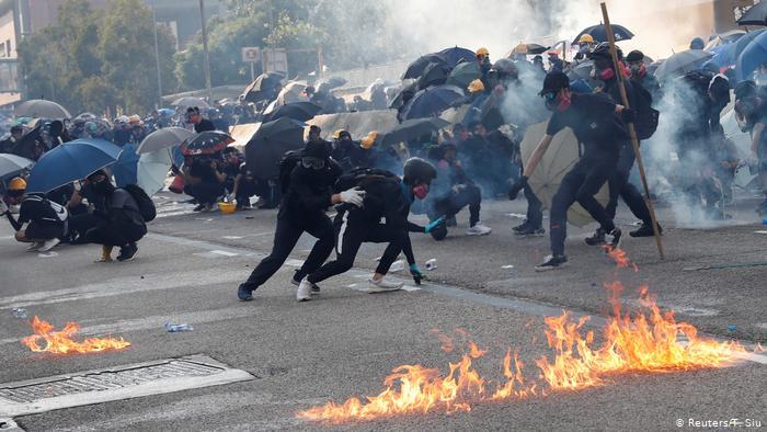 У Гонконгу поліція вперше відкрила вогонь по протестувальниках — повідомляють про поранених